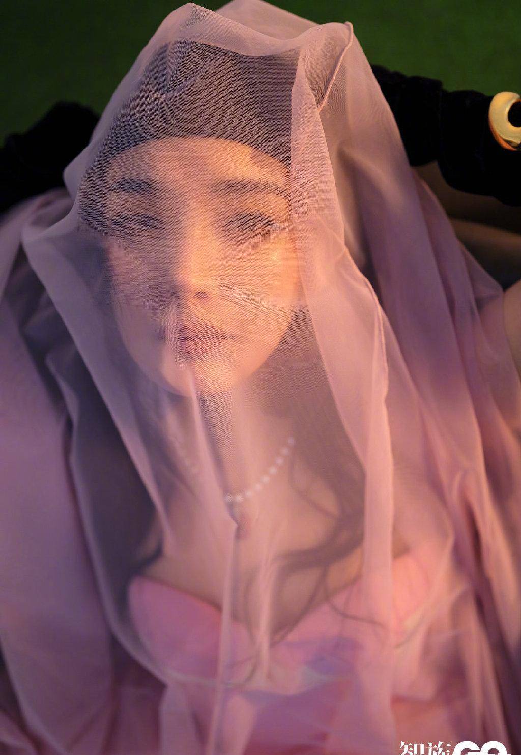 杨幂《智族gq》封面,以街头运动风彰显时尚,诠释复古新风潮_态度_耳环