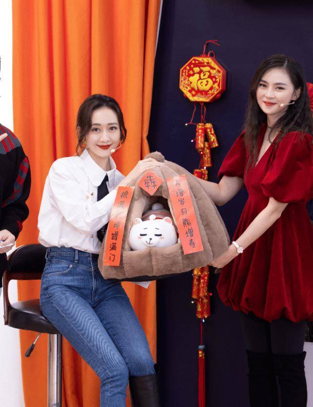 王鸥穿时尚裙热舞,身材发福腿部肌肉明显,终于相信她快奔四了_造型