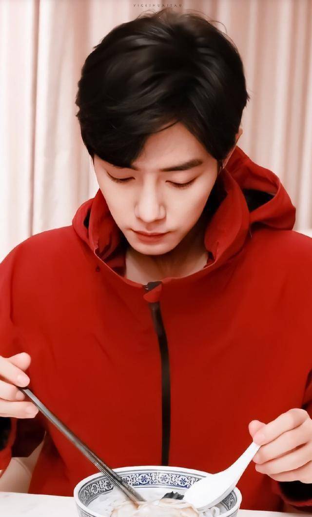 次日凌晨,演员臧洪娜发博为肖战庆生,并配上几人一起的合照,照片中的