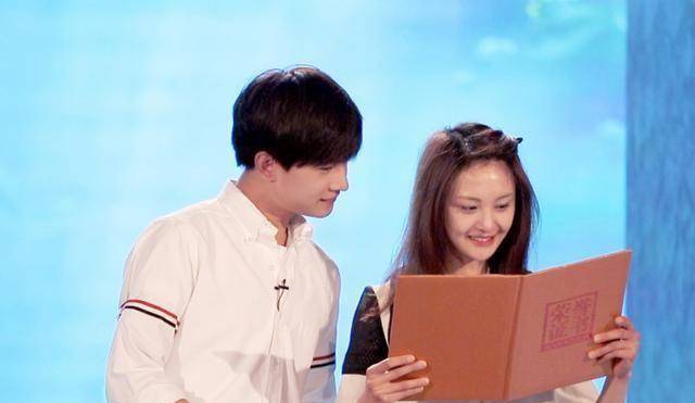 因为刚开始张宁江的肺活量比较大,所以口罩在杨洋,于小彤和吴越三人手