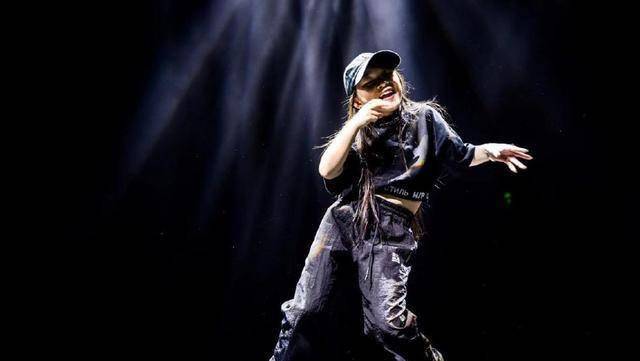 值得一提的是,舞邦人气小舞者,曾参演过国际着名歌手sia最新单曲mv的