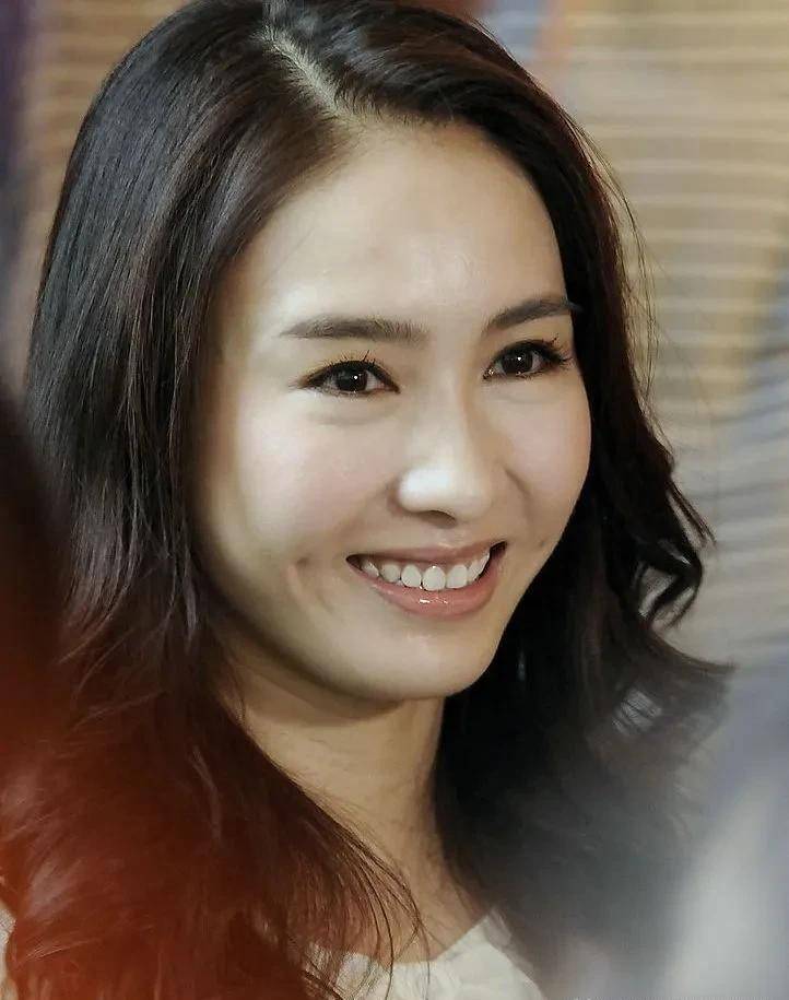 黎姿:嫁给大15岁的残疾丈夫,生下三个女儿,现状如何了?