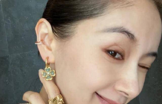 王子文机场秀恩爱!吴永恩大手回抱住她,男友力道十足_节目_恋情_脑袋