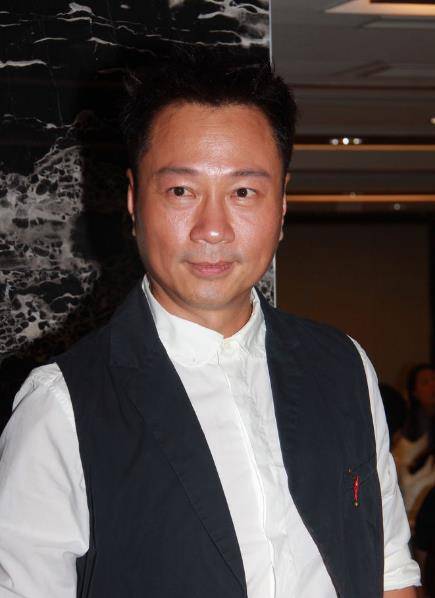 tvb视帝在中山忍受酷热,大汗淋漓路边大排档就餐,碗筷不离手_黎耀祥