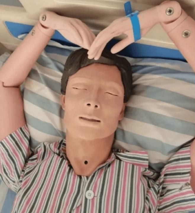 医学院"假人"火了,离谱造型仿佛医学生本人_实操_生活_能力