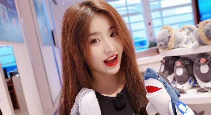 为争高颜值小鲜肉,金子涵陈昕葳忙送礼表心意,塑料姐妹情遭吐槽