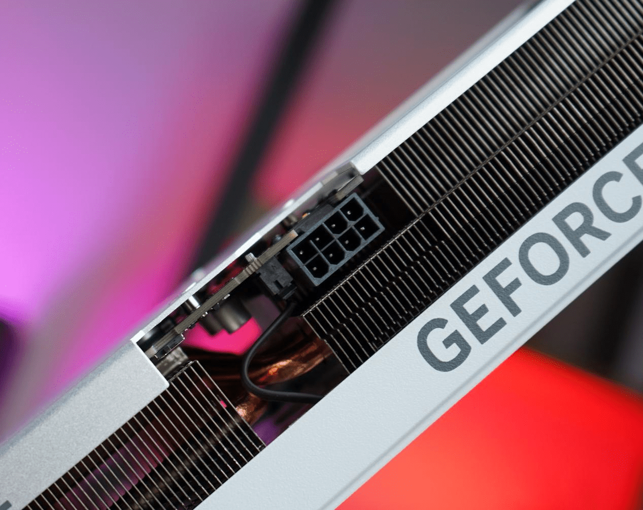 技嘉rtx 4060 ti aero雪鹰显卡评测:颜值高,创作 游戏双兼顾_白色_而