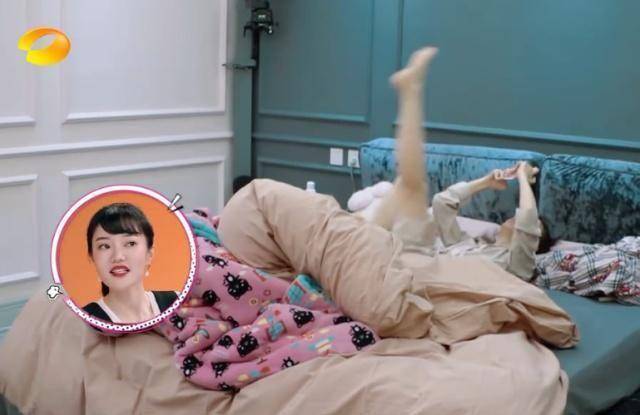 看她起床做的一件事就知道,"漫画腿"不是梦_郑爽_时间_衣品