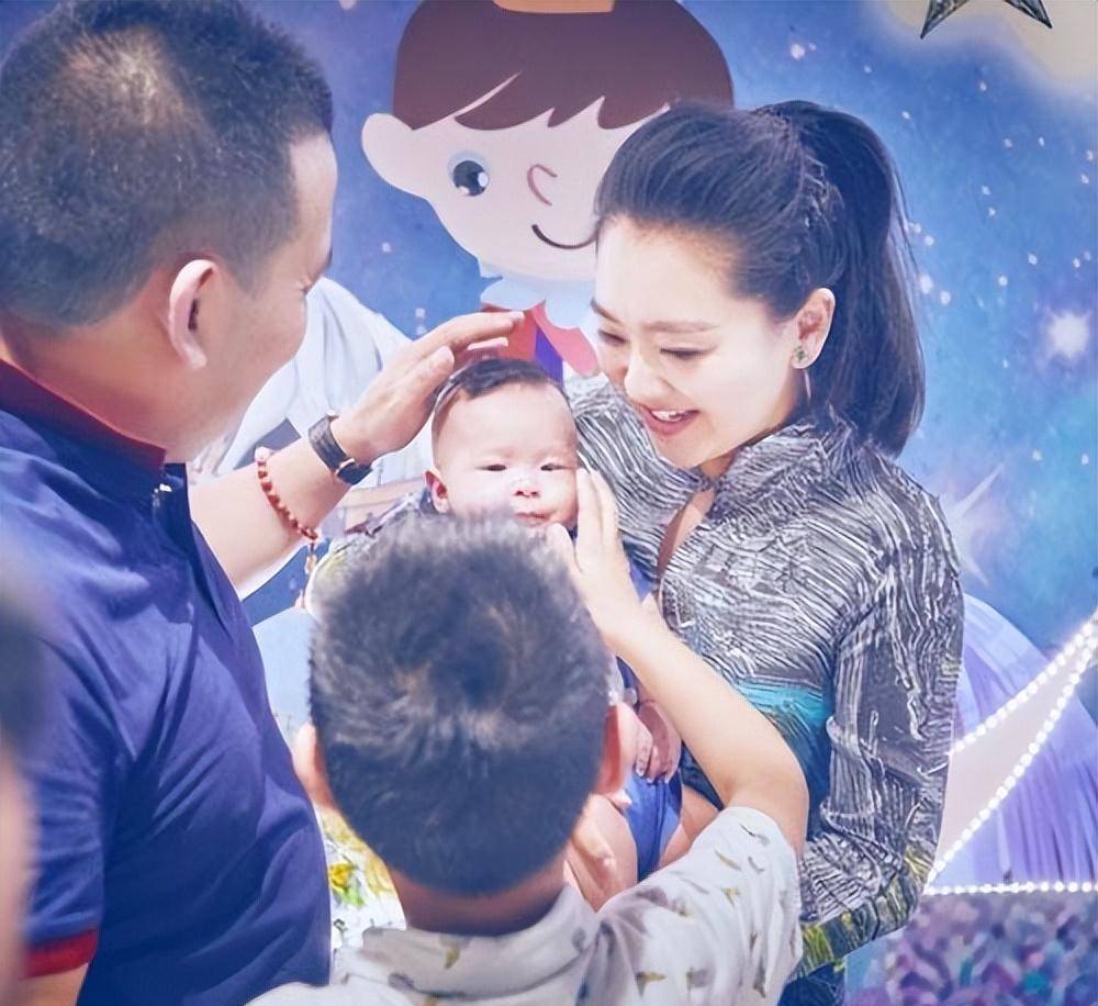42岁的春妮分享儿子照片,儿子虎头虎脑的,侧脸像极了爸爸刚强_月亮