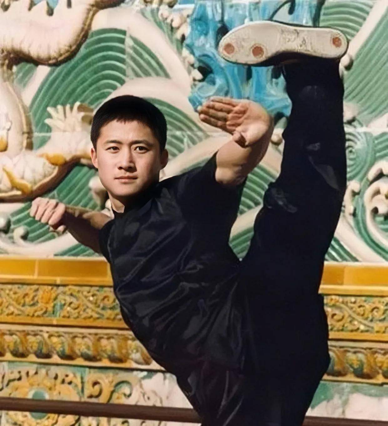 吴京的坎坷情史,因穷曾被两位美人嫌弃,邂逅谢楠后收获完美爱情_樊奕