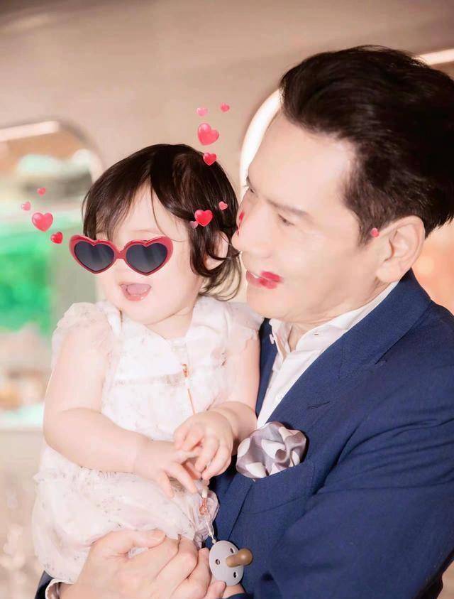 向佐郭美女一家出行,宝贝女儿正脸曝光,幸福的一家子_奚梦瑶_何猷君