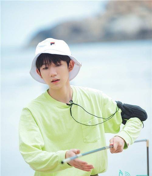 王源谈出道后真实感受,沙滩篝火生活太温暖_弟弟_节目_时间