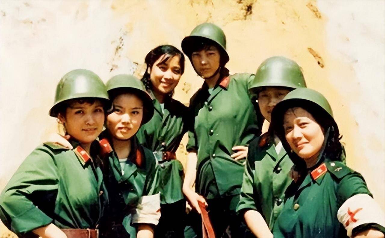 1986年老山戰場照《死吻》:那名救護隊女戰士張茹,後來怎麼樣了_我軍