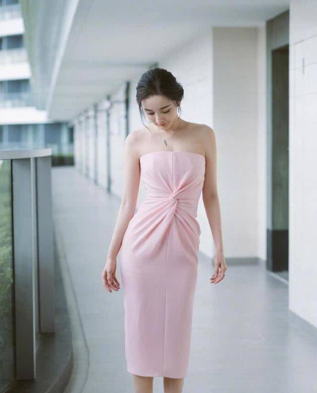 杨幂又现尤物身材,这次大胆挑战"浴巾裙",身材真好_连衣裙_裙子_粉色