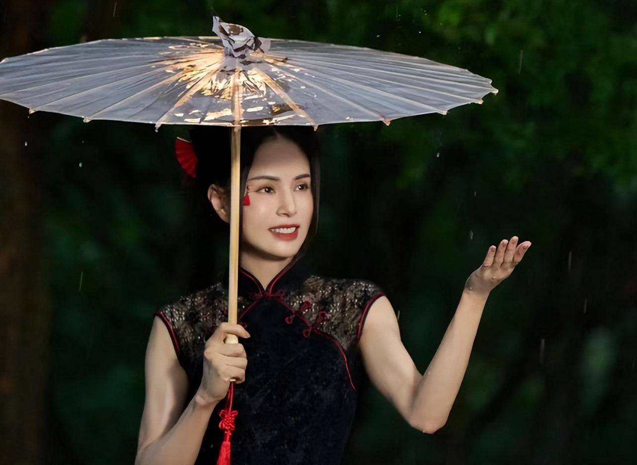 55岁李若彤晒旗袍照,手撑丝巾摆经典造型,手臂肌肉线条好美_姑姑_健身