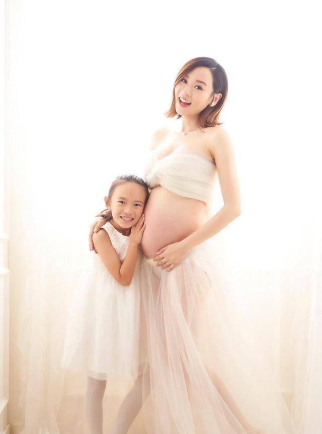 但通过去年(2019)10月份,杨思琦参加活动那会宣布怀二胎,透露老公是在