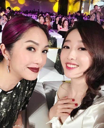 杨千嬅出席活动妆容太浓认不出,手机屏幕出镜也不给别人马赛克_小腿