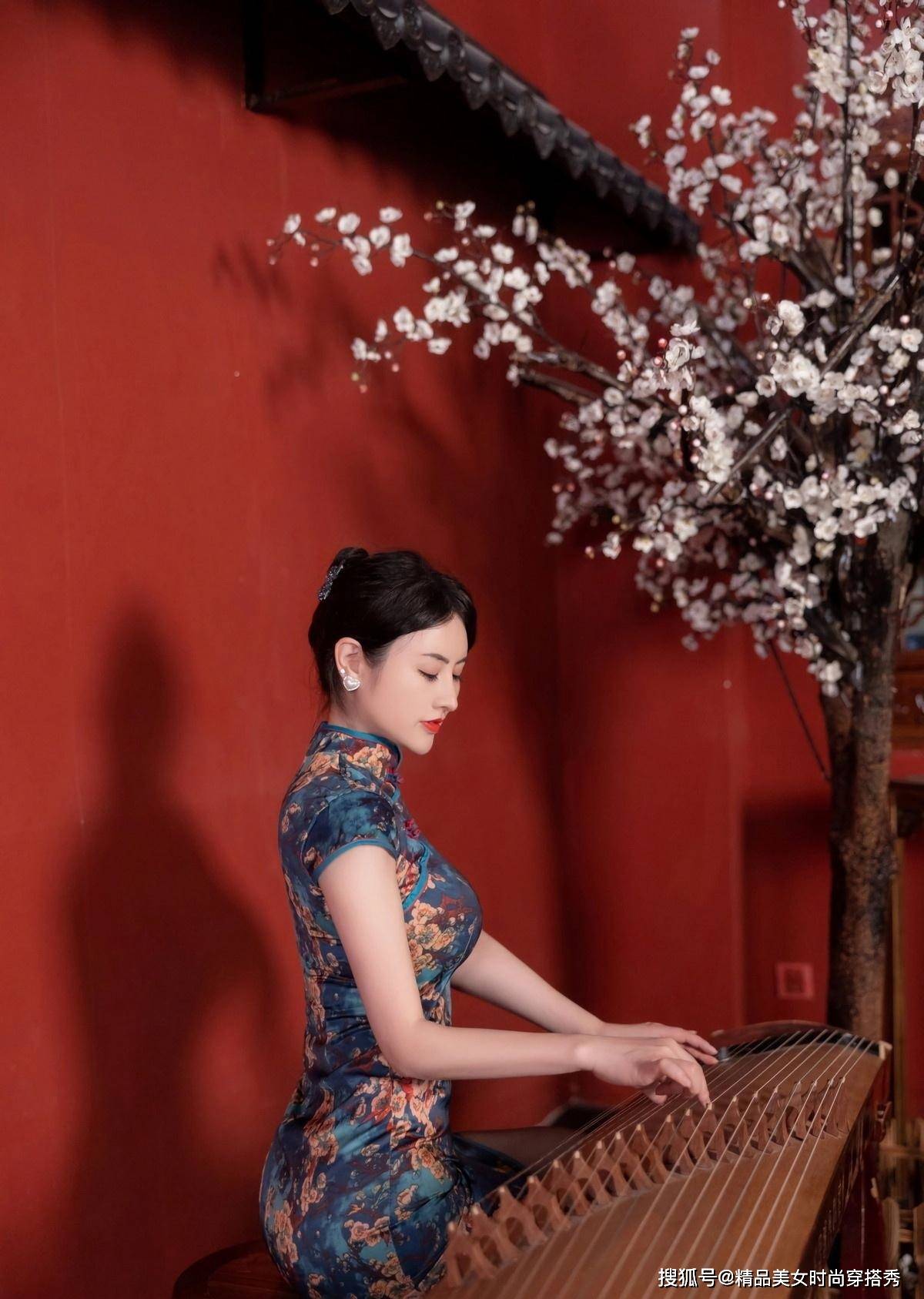 和女人味的旗袍连衣裙,既复古又时尚,让人无法抵挡_女性_的设计_裙摆