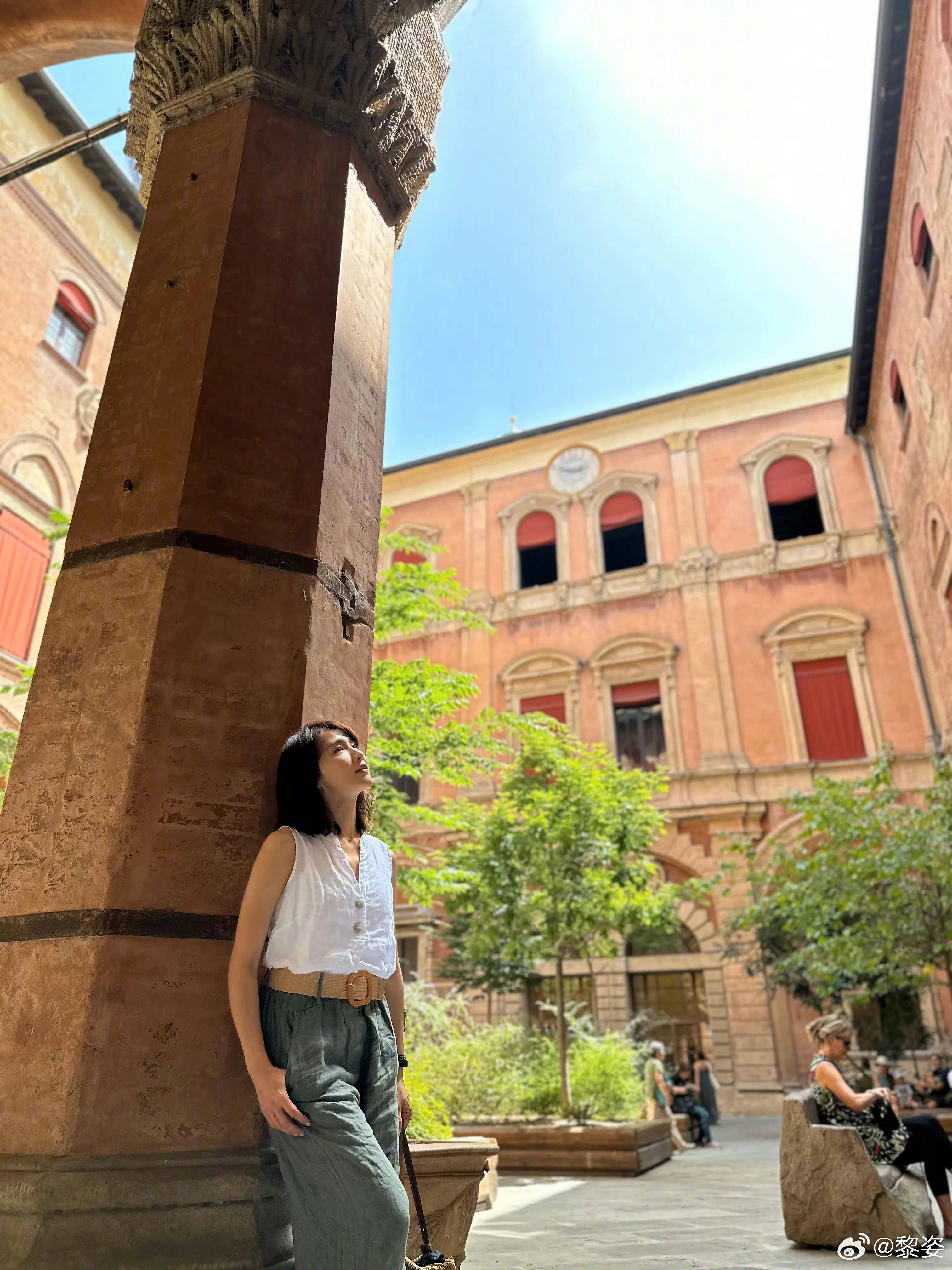 黎姿爱上老钱枫,白色亚麻无袖上衣搭亚麻绿长裤慵懒贵气,不像51_度假