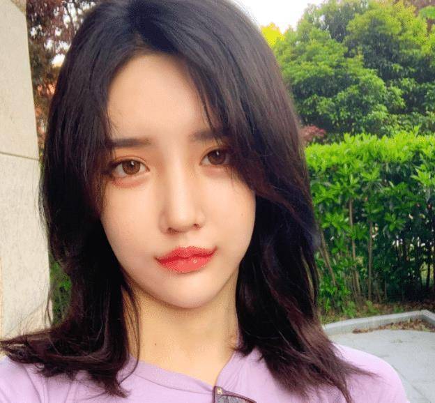 潘南奎大方晒素颜,为证没整容对鼻子做出这种举动,粉丝看懵了_视频