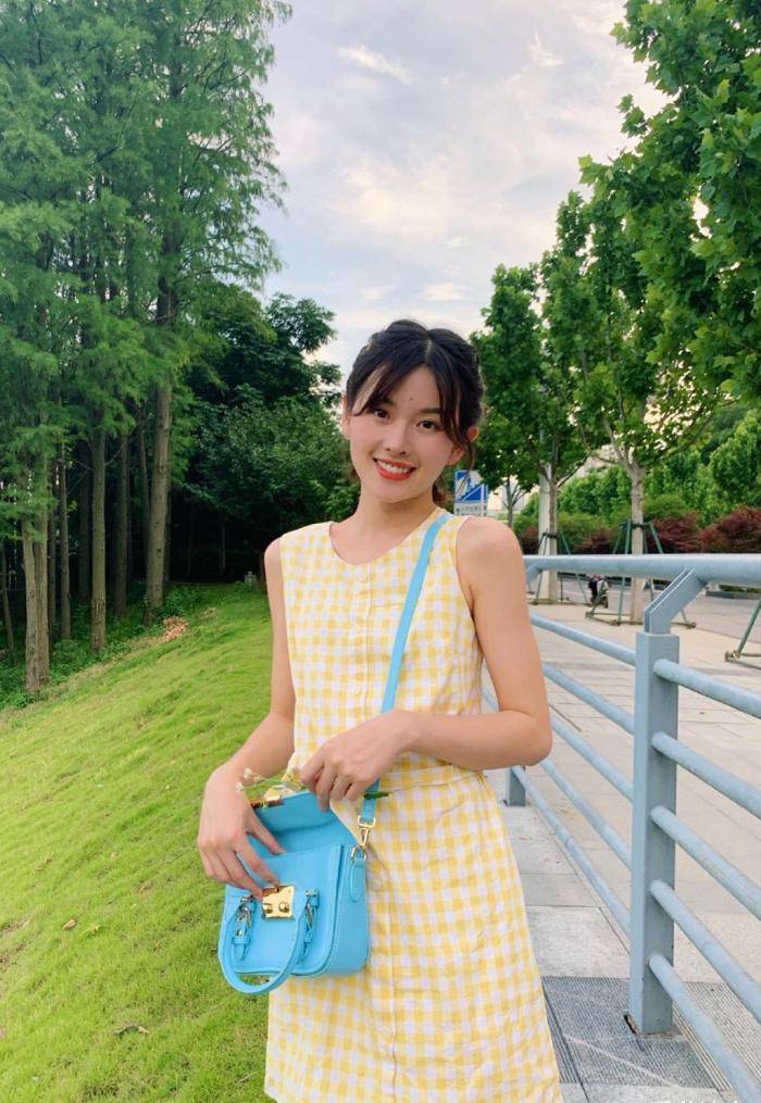 小清新风格的女生拍写真,青春烂漫的模样,让宅男格外心动