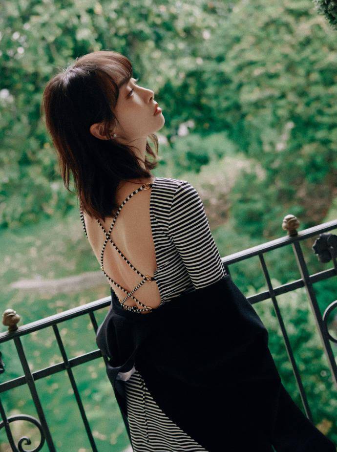 除了裙子本身的设计之外,本次活动的亮点还在于宋茜的美丽背影.