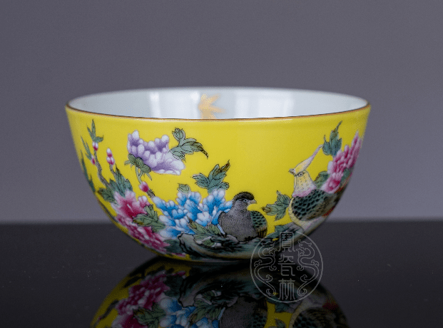 粉彩锦地开窗描金博古纹杯高洁清雅,福寿连绵此杯身正口圆,腹部渐敛