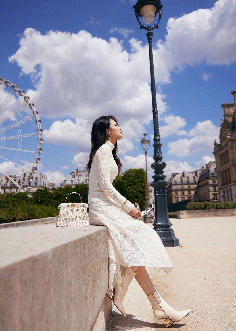 李沁巴黎街拍时尚镂空裙引关注_魅力_网友_照片
