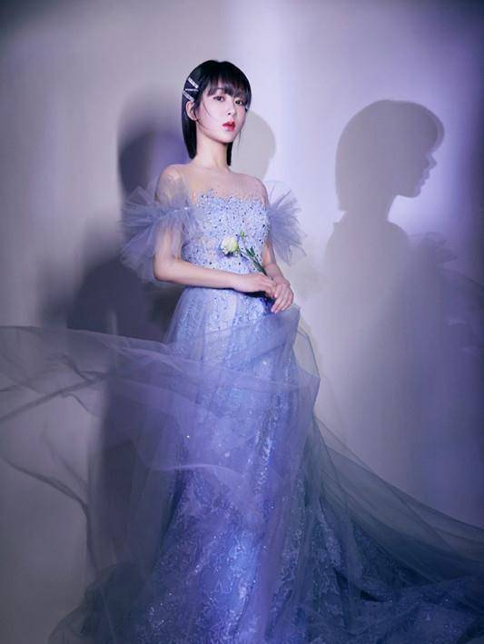 杨紫还是那么少女,蓝裙戴发卡好看!_发型_漂亮_发夹