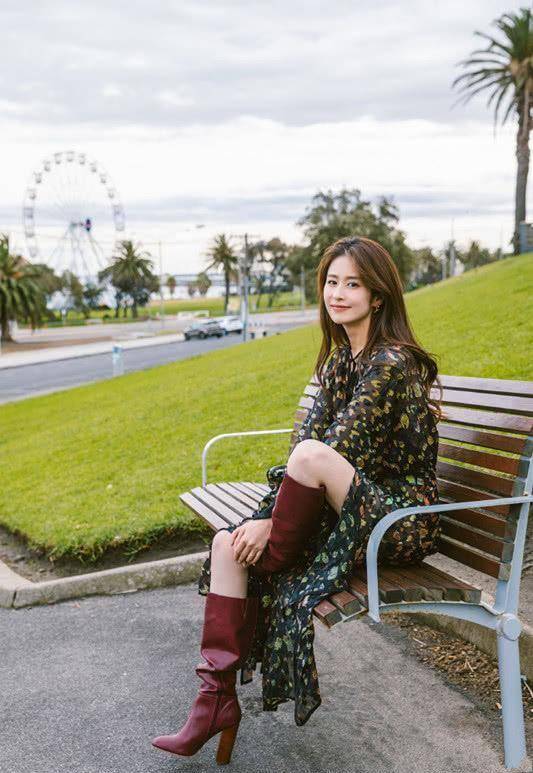 颖儿又晒夏装,穿白色"荷叶袖"搭破洞裤,逛街就这么穿了!