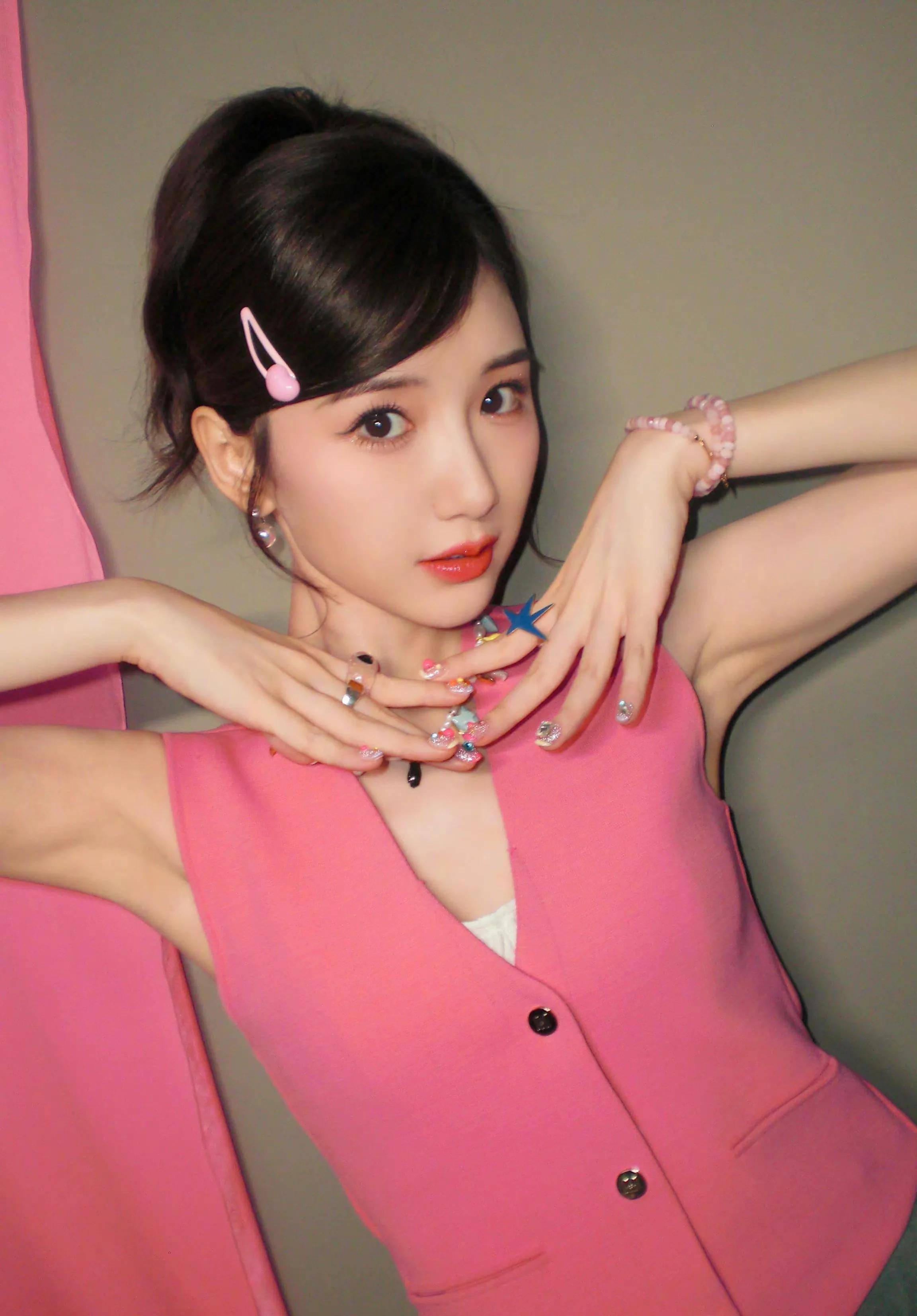 毛晓彤越打扮越粉嫩,粉色西装马甲牛仔裤,高马尾像20岁少女_女孩_俏丽