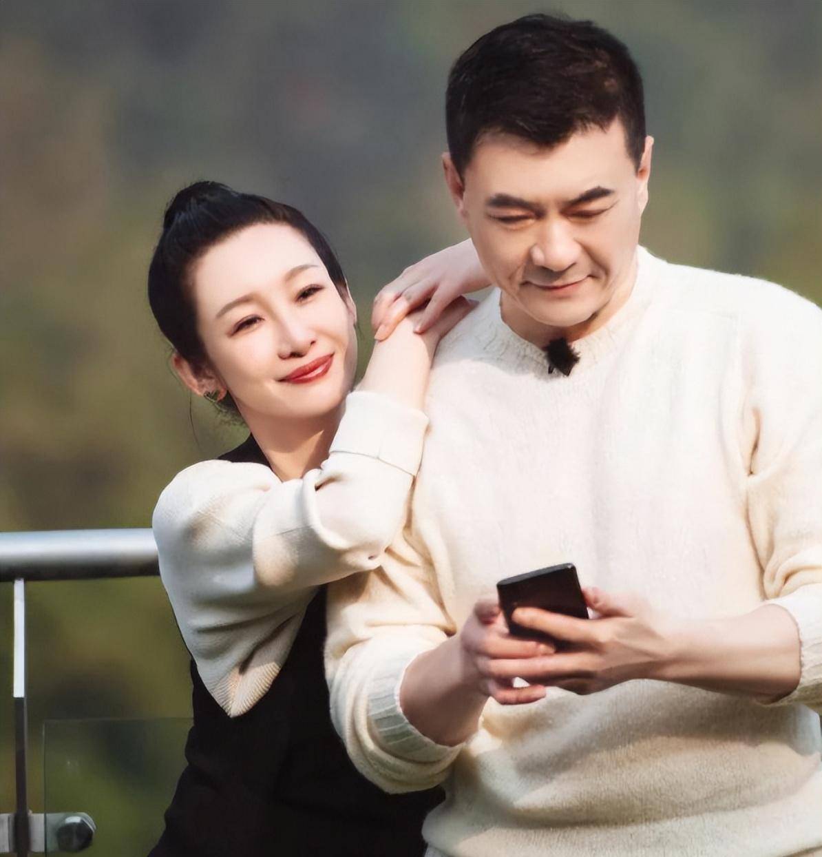 王新军再婚后,和妻子秦海璐风光无限,而前妻唐静呢?_朋友_孩子_生活