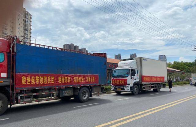 殷世航为河南捐赠两车物资,素颜出镜与网友互动,精神状况不太好_直播