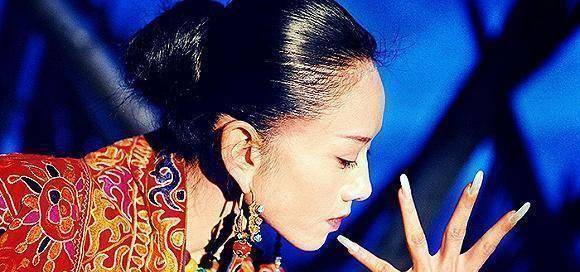 杨丽萍骨折后1个月现身机场,7厘米长指甲盖只能这个姿势玩手机_舞蹈