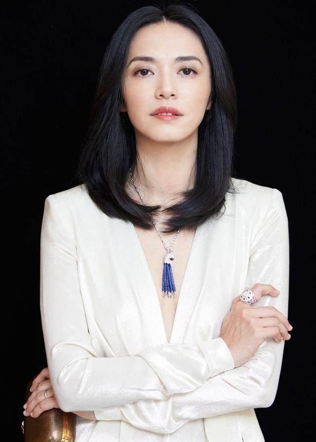 姚晨笑起来好甜,身穿白色套装,美的我眼睛疼,直接抱走_衣服_金色_设计