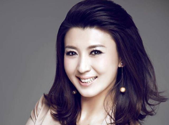 徐梦迪近照曝光,坐保姆车内一脸素颜,结婚多年太幸福_林傲霏_生活