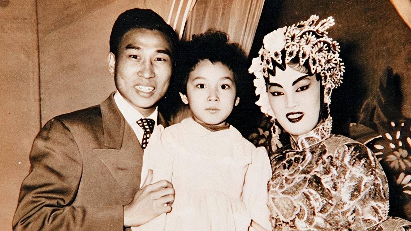 年幼的女儿萧紫筠对于父母的分手还很懵懂,看着女儿的眼神,李香琴心疼
