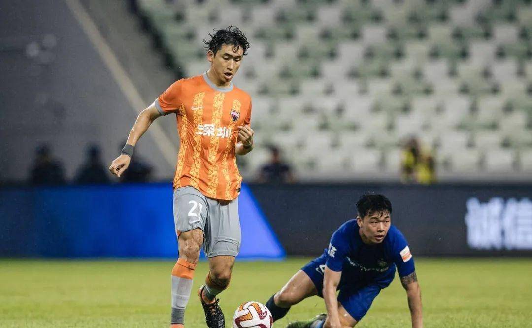 根据多个足球数据网站的资料显示,张源能够出任场上多个位置,前腰