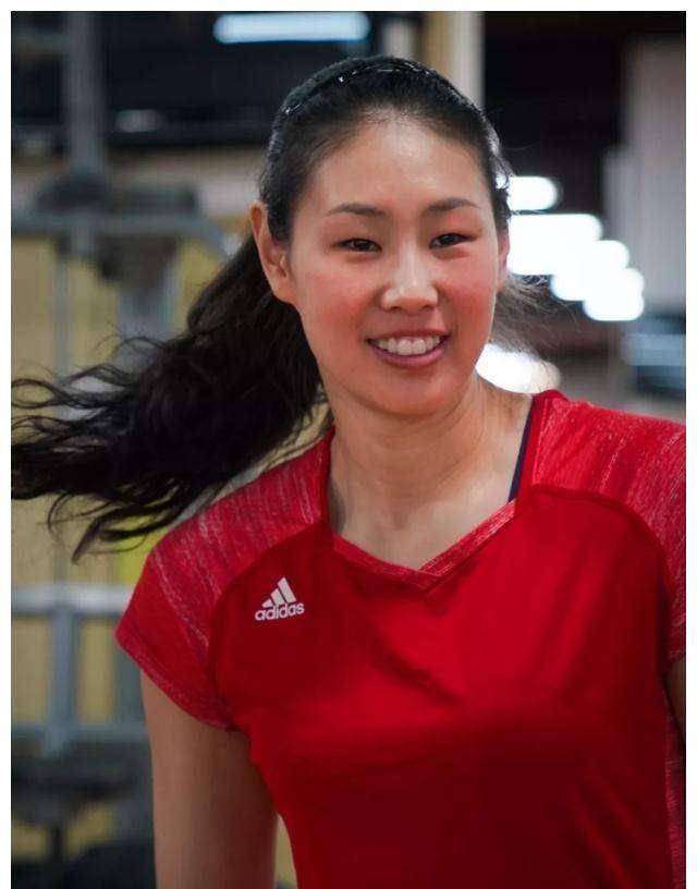 提点建议,今年奥运结束后,希望闫妮能够留在国家女排,担任副攻教练.