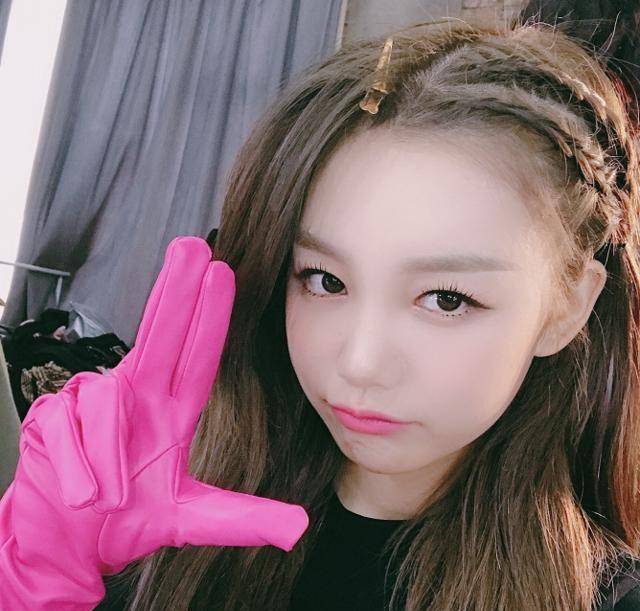 眉毛淡到出戏,还被吴宣仪的美瞳抢镜_照片_颜色_火箭少女