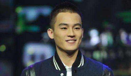 有勇气,有自信,认真敢拼又敢冲在他的引荐下,欧豪又认识了刘伟强等