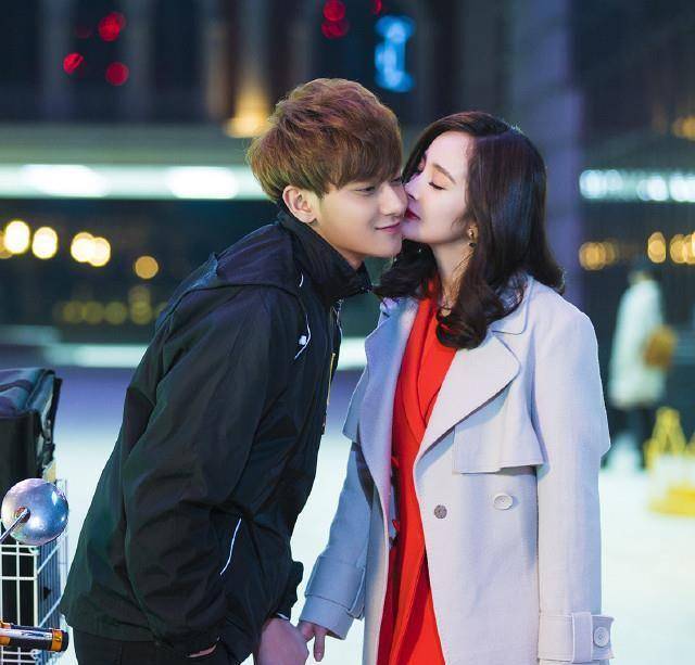 《谈判官》:由杨幂黄子韬主演,两人cp感满满的,这部剧早早就拍好了,但