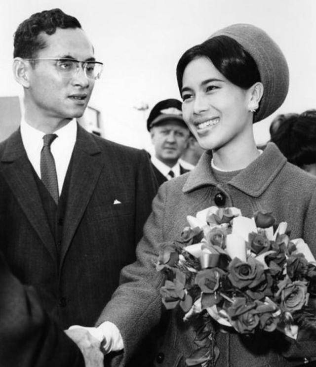 她却和保镖出双入对,国王仍对她一往情深_诗丽吉_普密蓬_婚姻