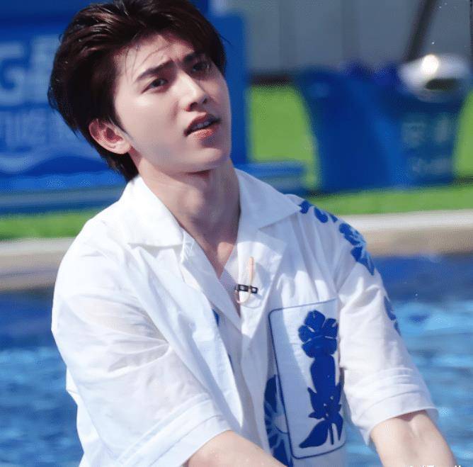 跑男夏日清爽大片,蔡徐坤青春感十足,谁知黄旭熙更加迷人!