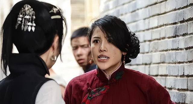 离婚后的葛天事业仍旧没有什么起色,她还因参演过一部抗日神剧《来势