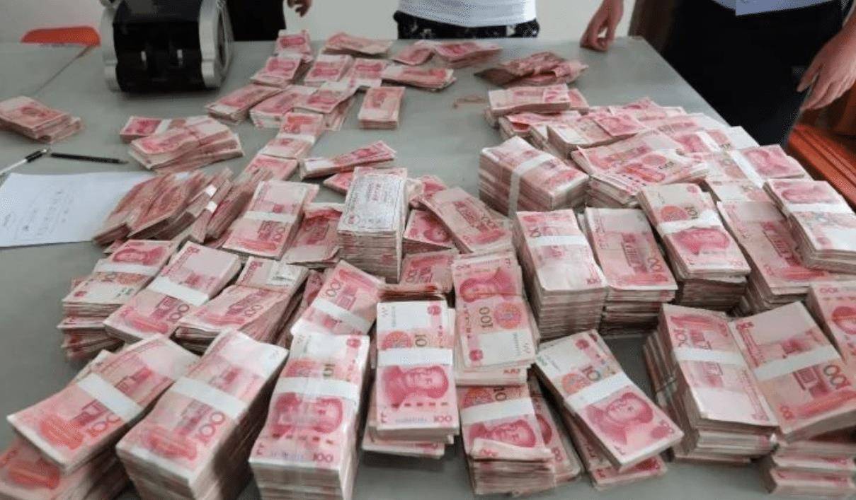 当众在街上摆放大捆人民币,为啥都没人敢去抢_中国_旅游_现金