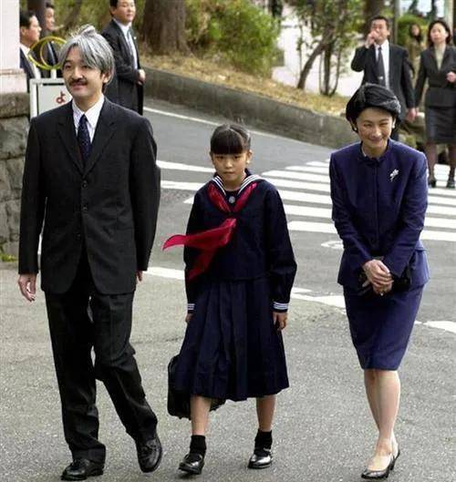 真子公主和駙馬現身紐約,摟肩牽手一臉自由,她一直被日本王室偏愛