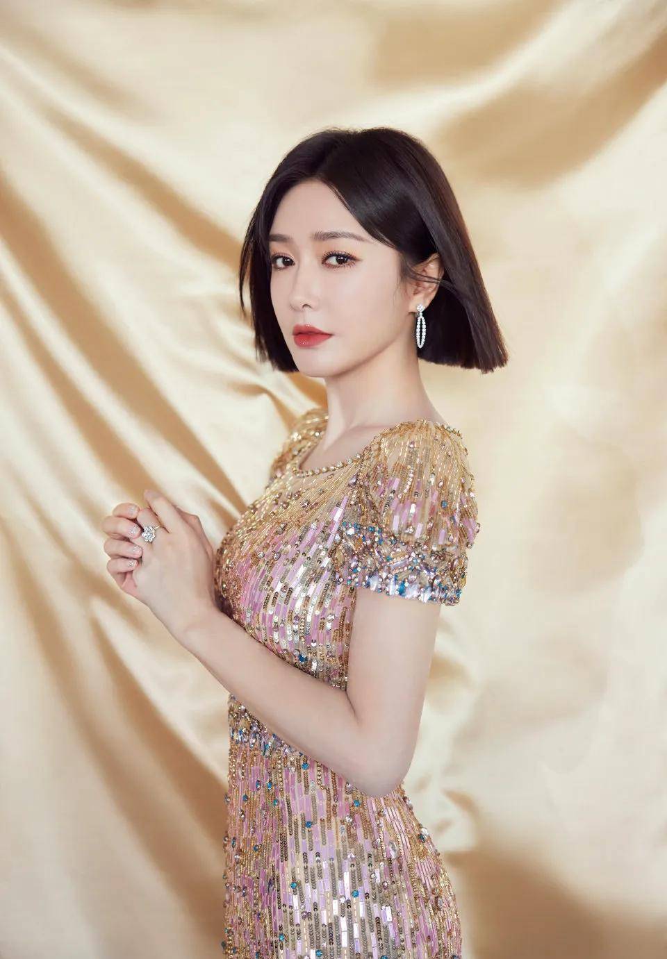 电视舞台女星秦岚有两种造型,最刺激的绿毛衣_姐姐_很漂亮_笑声