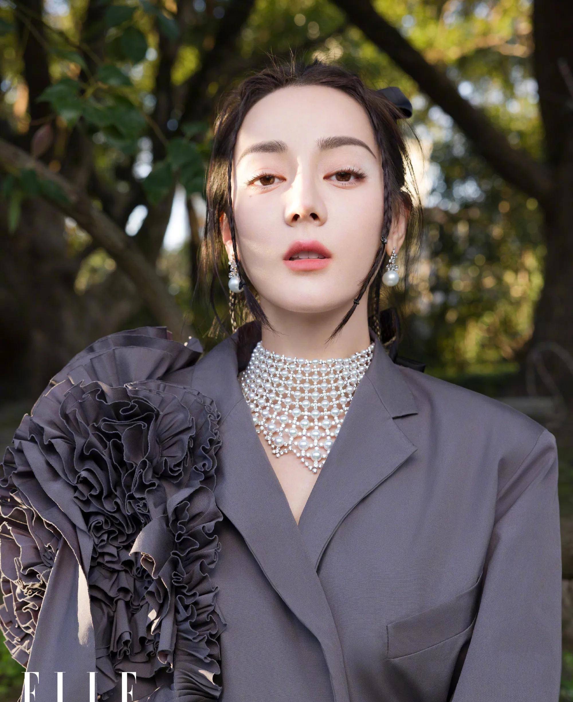 迪丽热巴再次登上杂志封面,如初恋般可盐可甜,造型百变