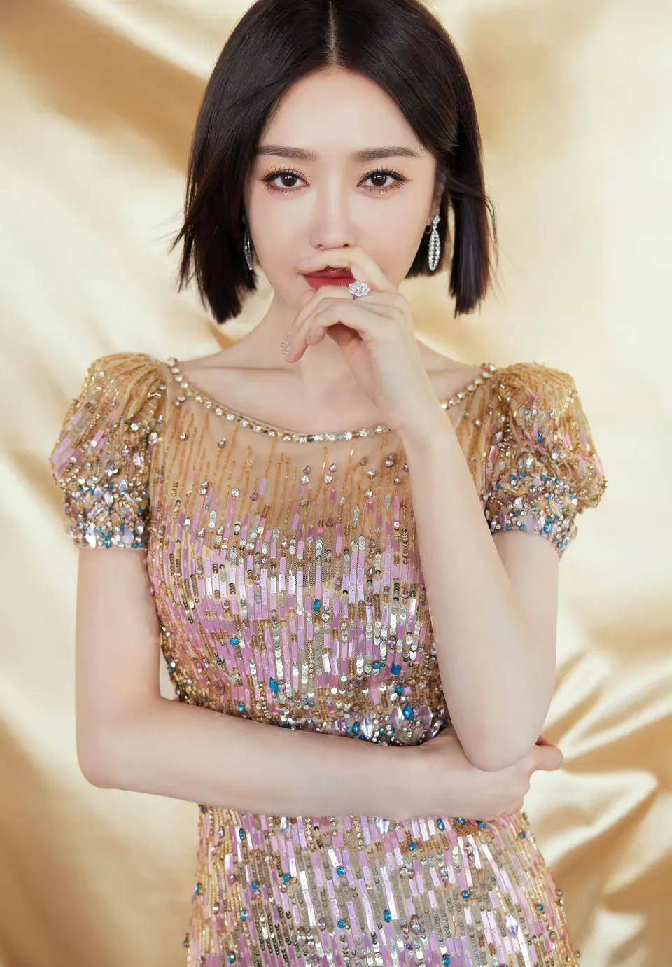 电视舞台女星秦岚有两种造型,最刺激的绿毛衣_姐姐_很漂亮_笑声